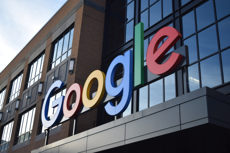Evropská unie ukládá společnosti Google pokutu ve výši jedné miliardy eur. Společnost oznamuje, že se proti rozhodnutí odvolá