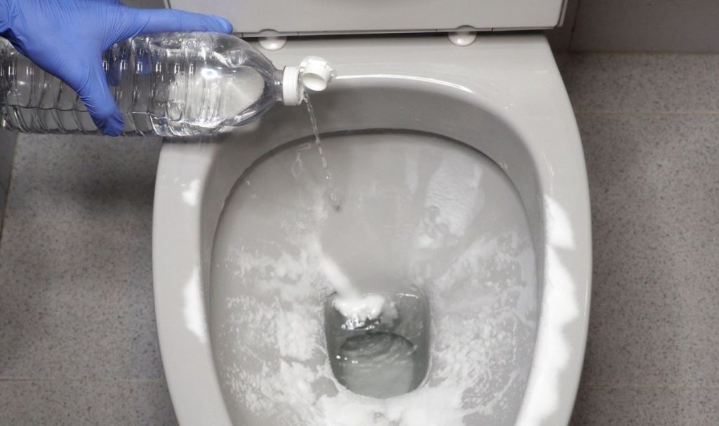 Přidejte do vody a naplňte umyvadlo. Po 10 minutách „pěny“ bude toaleta bílá jako sníh