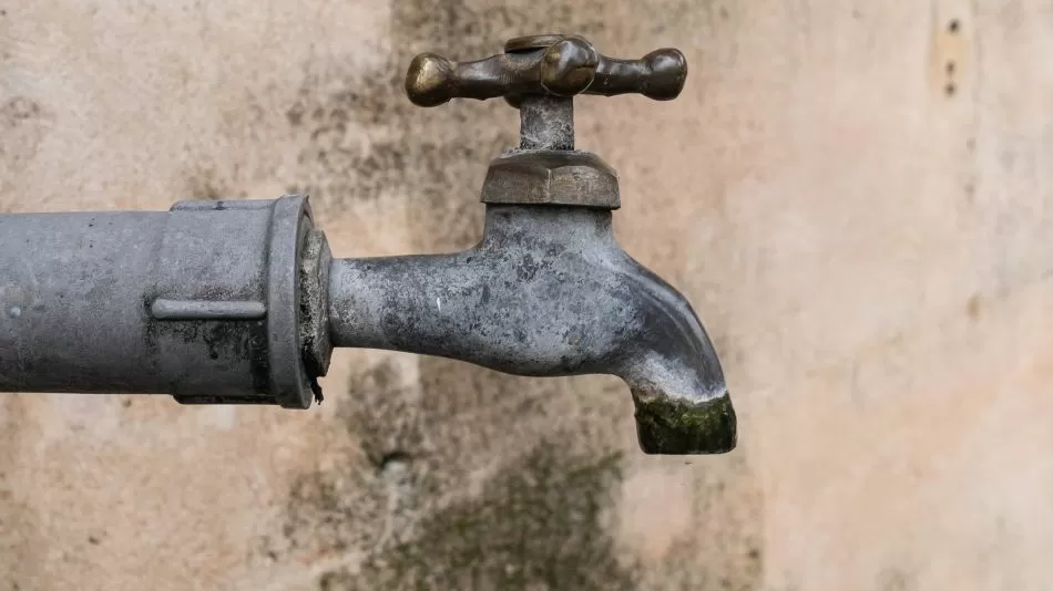 Ani ocet, ani soda: virální trik, který umožňuje okamžitě odstranit vodní kámen z kohoutků a žluté skvrny z toaletní mísy