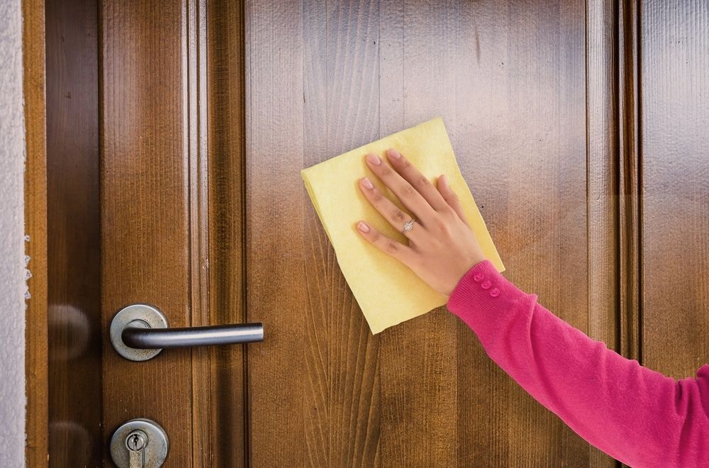 Vaše dřevěné dveře jako nové během několika vteřin: spolehlivý trik od odborníků na úklid