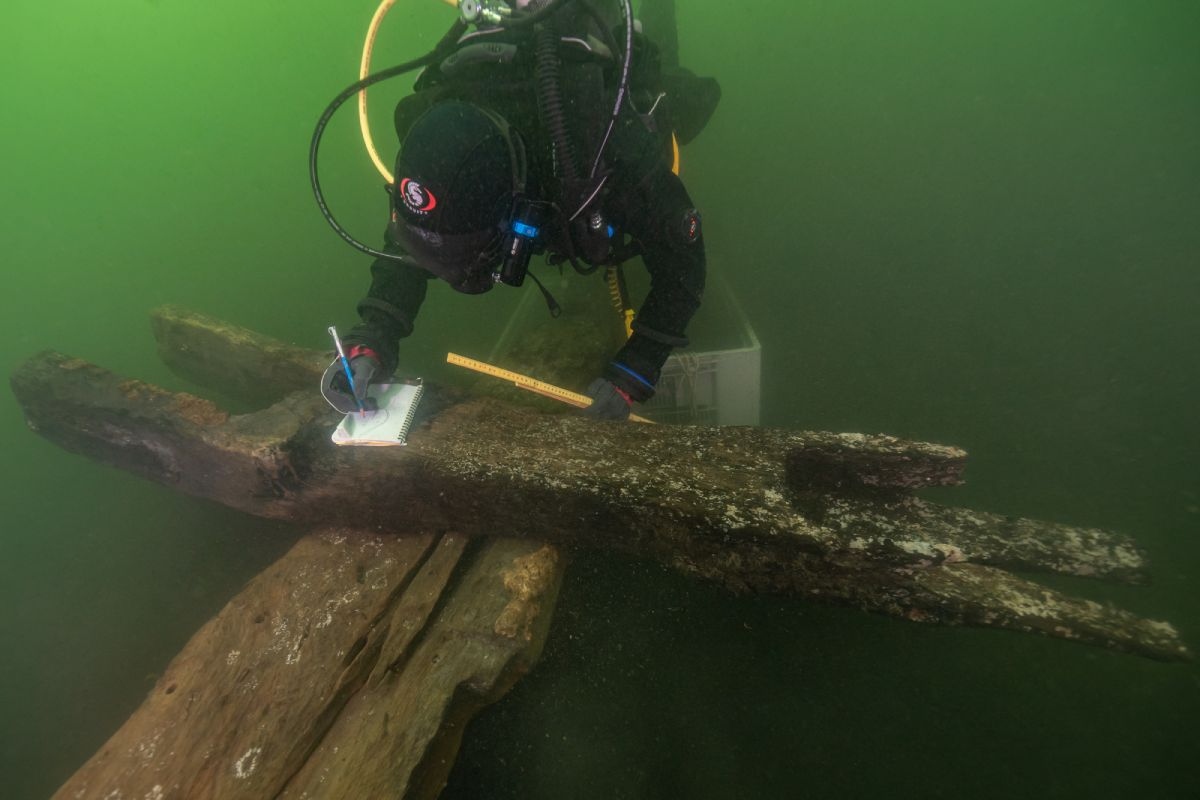 Potápěli se nedaleko pobřeží a náhodou objevili v oceánu zatopenou osadu z doby kamenné.