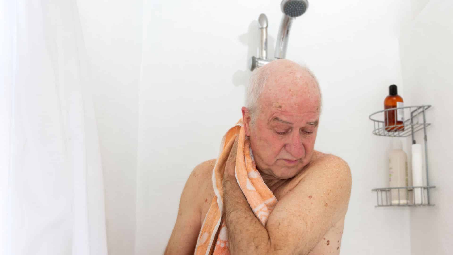 Překvapivá pravda o tom, kolikrát denně je třeba se po 65 letech sprchovat pro zdraví a hygienu