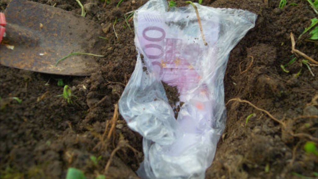 Farmář najde při úklidu své farmy hromadu bankovek a když přijede policie...